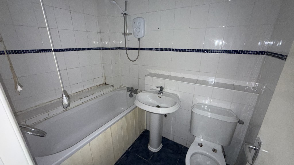 Lot: 107 - VACANT PURPOSE-BUILT FLAT FOR INVESTMENT - Internal image of Bathroom